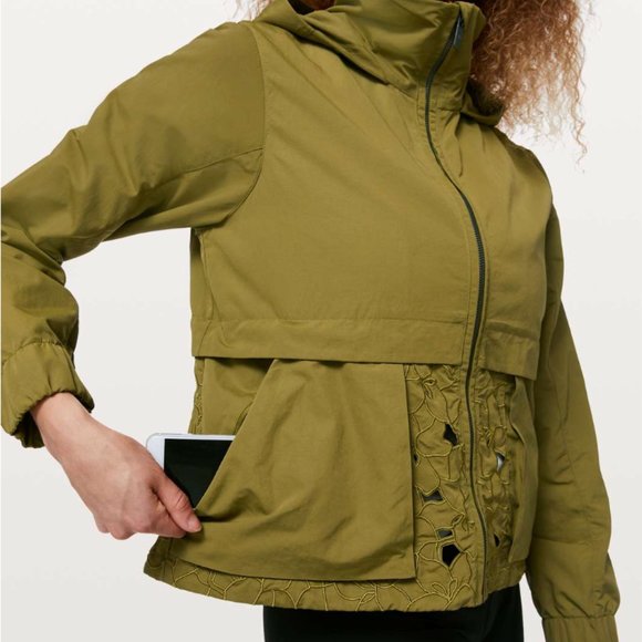 lululemon jacket graced with lace - Picture 3 of 8